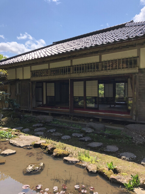 禅カフェ 水月庵花の寺の境内に佇む、竹林に包まれた隠れ家カフェ 青々とした竹林に囲まれた一軒。鶴岡市「玉川寺 」の境内に2022年オープンしました。今年4月からは10名限定で水曜のみランチを提供。庄内の旬が味わえる精進料理が楽しめます。玉川寺の庭園は「花の寺
