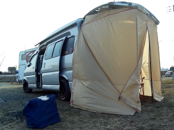 置きっぱなしにして出かけられるってスゴイ！ 便利すぎるバックドア拡張型テントあります！Motor-Fan モーターファン自動車関連記事を中心に配信するメディアプラットフォーム