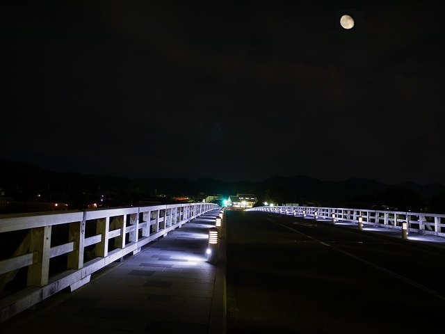 夏の夜の嵐山嵐山保養所・旅館 花のいえ