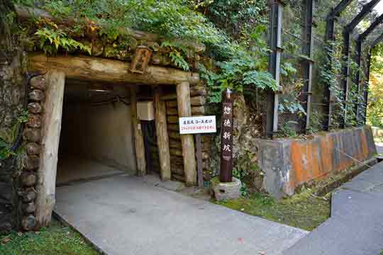 世界遺産登録を目指す新潟の佐渡金山、手堀りで山が真っ二つ 空中ルポ: 読売新聞