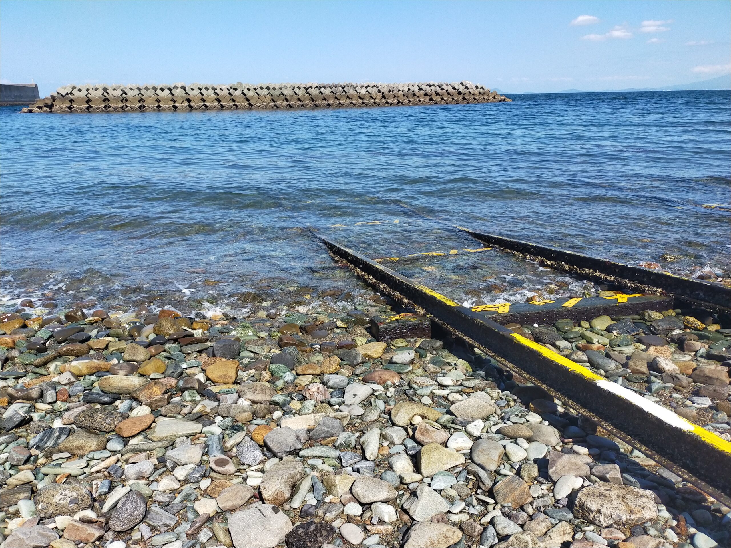 青石海岸:まるでジブリの世界 ・:*✴︎海に沈む線路♡ - TRIPROUD