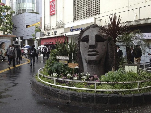 渋谷のモアイ像 ？井上和弘の寄り道スケッチ