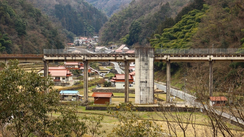 鉄道ファン必見 地上２０メートル、さらば「天空の駅」 三江線・宇都井駅 最後の夏