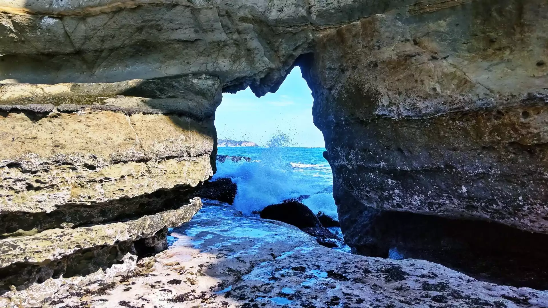 毛戸浦 今回は、勝浦市にある「毛戸浦」になります 鵜原理想郷にあるハイキングコースの途中に、毛戸岬と手弱女平の中間を下に降りて行くと毛戸浦があります。行かれる方は、道が狭く足場が悪いので足元に気をつけてください。住所千葉県勝浦市鵜原958-3 駐車場