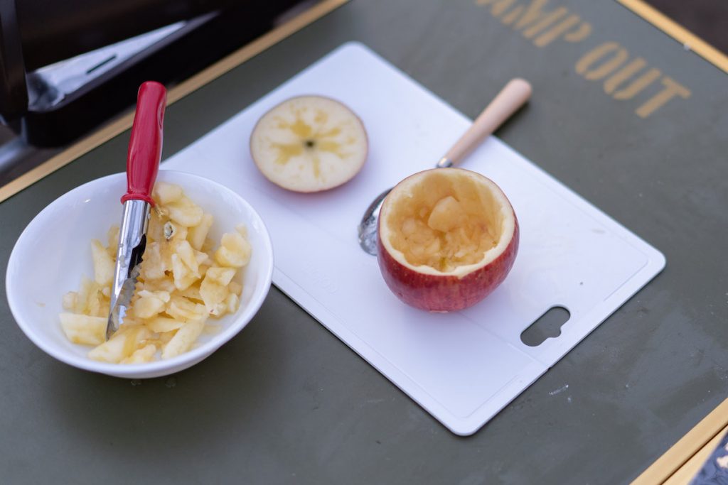丸ごと焼きりんごのチーズケーキキャンプ・バーベキュー料理のレシピ集アウトドアお役立ち情報