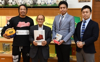 カメルーン・ソング監督は不屈の英雄、統率力に期待 W杯話題の指揮官: 読売新聞