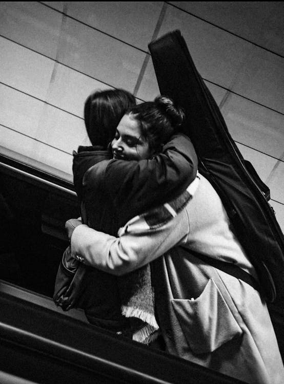 エスカレーターハグTikTok