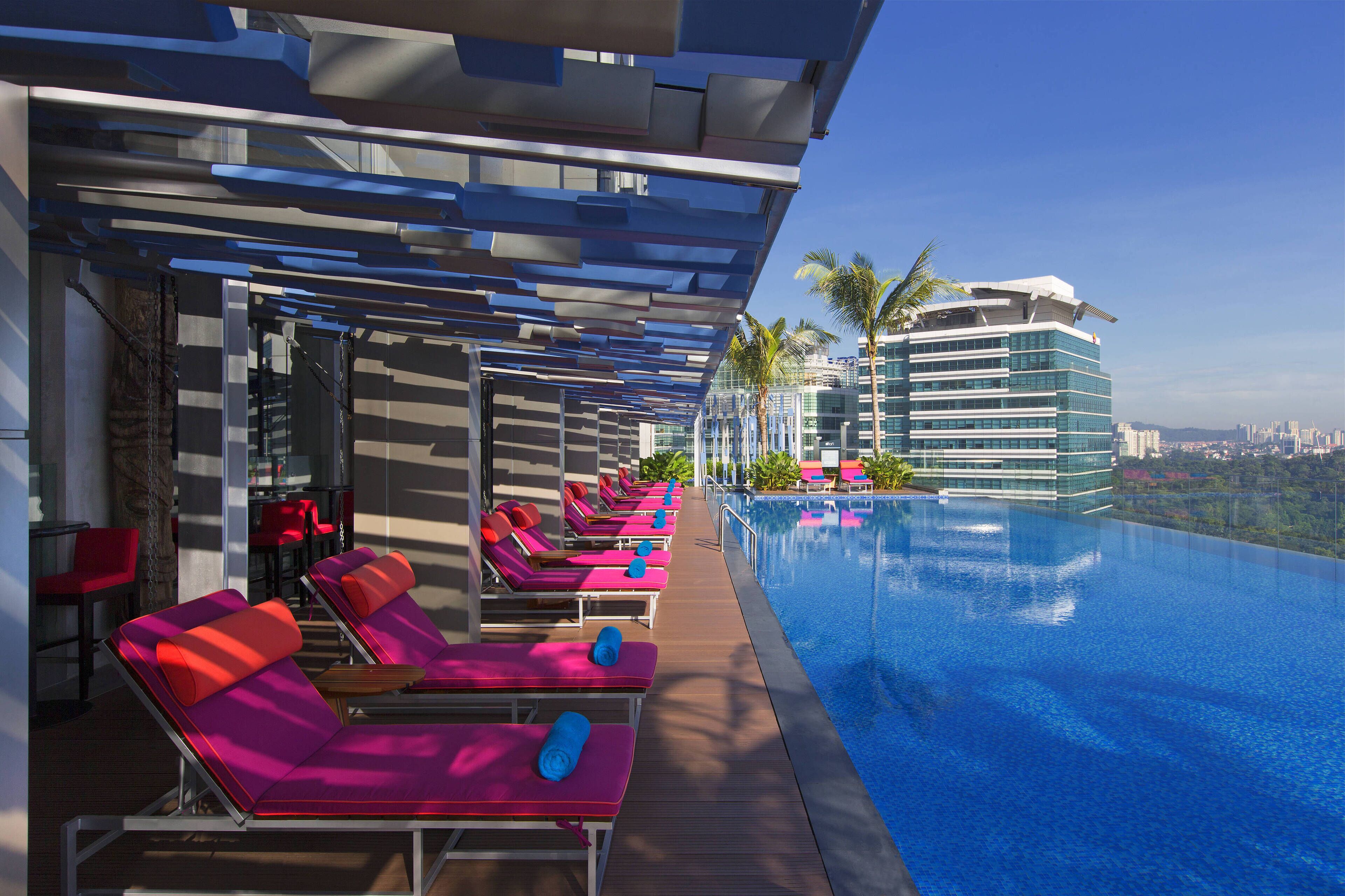 𝑀𝐼𝐾𝐼沖縄 アメリカンビレッジのプール🌴🌺✨ レクー沖縄北谷スパリゾートホテルの屋上にあるプール夕方に行くと夕日と夜のアメリカンビレッジのライトアップ 両方楽しめるのでオススメです！ 6枚目の動画