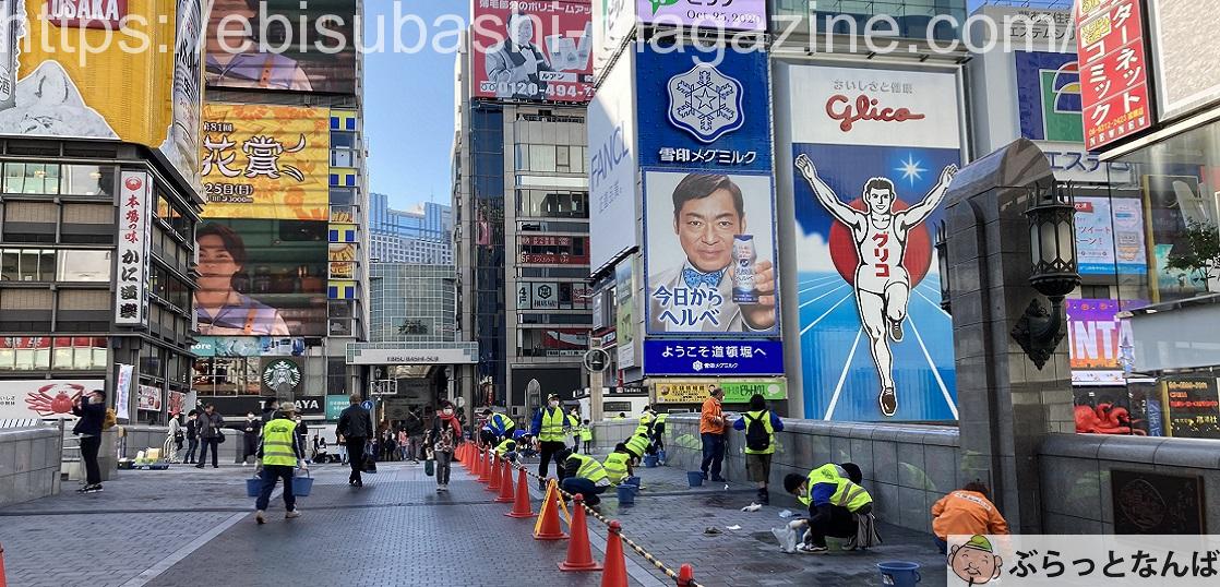 ミナミひっかけ橋の巨大な・大阪玄関ドアリフォーム・交換玄関ドア専科 大阪店