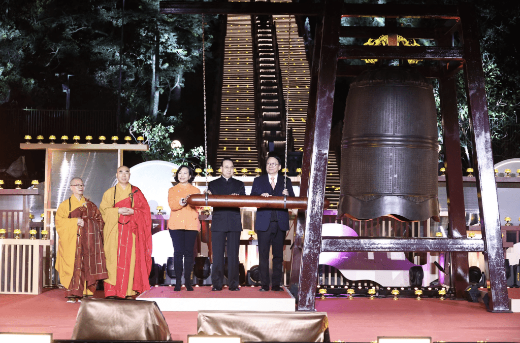 TVB特備節目丨300架無人機點亮天壇大佛夜空除夕晚大佛鐘聲祈福倒數迎新年- 東張+