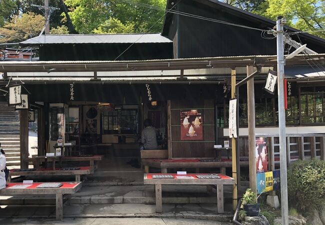 やって来ました！ 俳優の西村和彦さんのご実家の四ツ辻「にしむら亭」へ！ 母も妹も頑張って登りました。 にしむら亭でけつねうろんといなり寿司をいただきましょう！お出汁がめちゃくちゃ美味しい！お揚げさんも分厚くておいなりさんも酢飯の具合と甘辛のお揚げの炊き