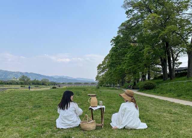 鴨川を眺めながらピクニック。LifestylemadameFIGARO.jp フィガロジャポン
