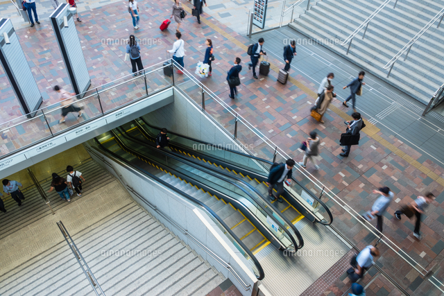 エスカレーターで歩くな」はしょせん建前か？ 利用者ほぼ“ガン無視”の現実、乗り方めぐって暴行事件も 加速する同調圧力社会の行方とはMerkmal