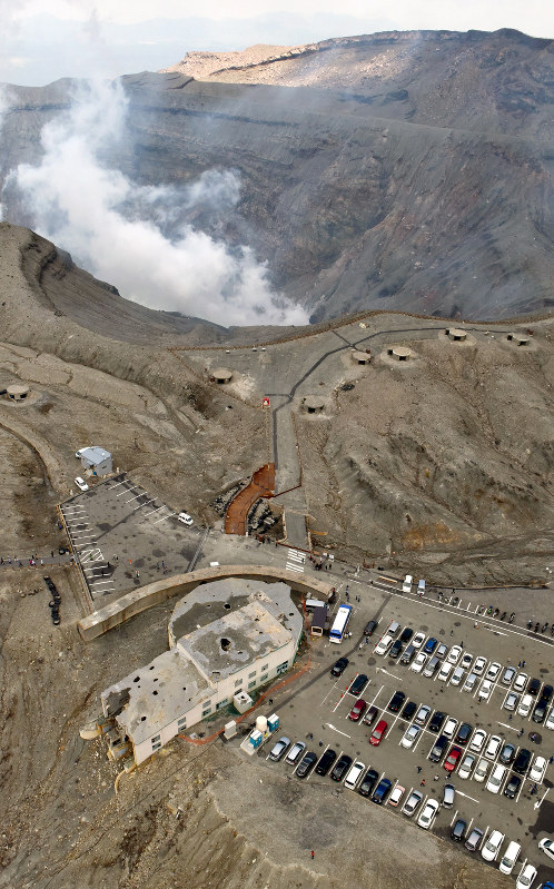 阿蘇中岳火口が3年半ぶりに見学再開 一般客の受け入れ開始 – 旅行新聞 –