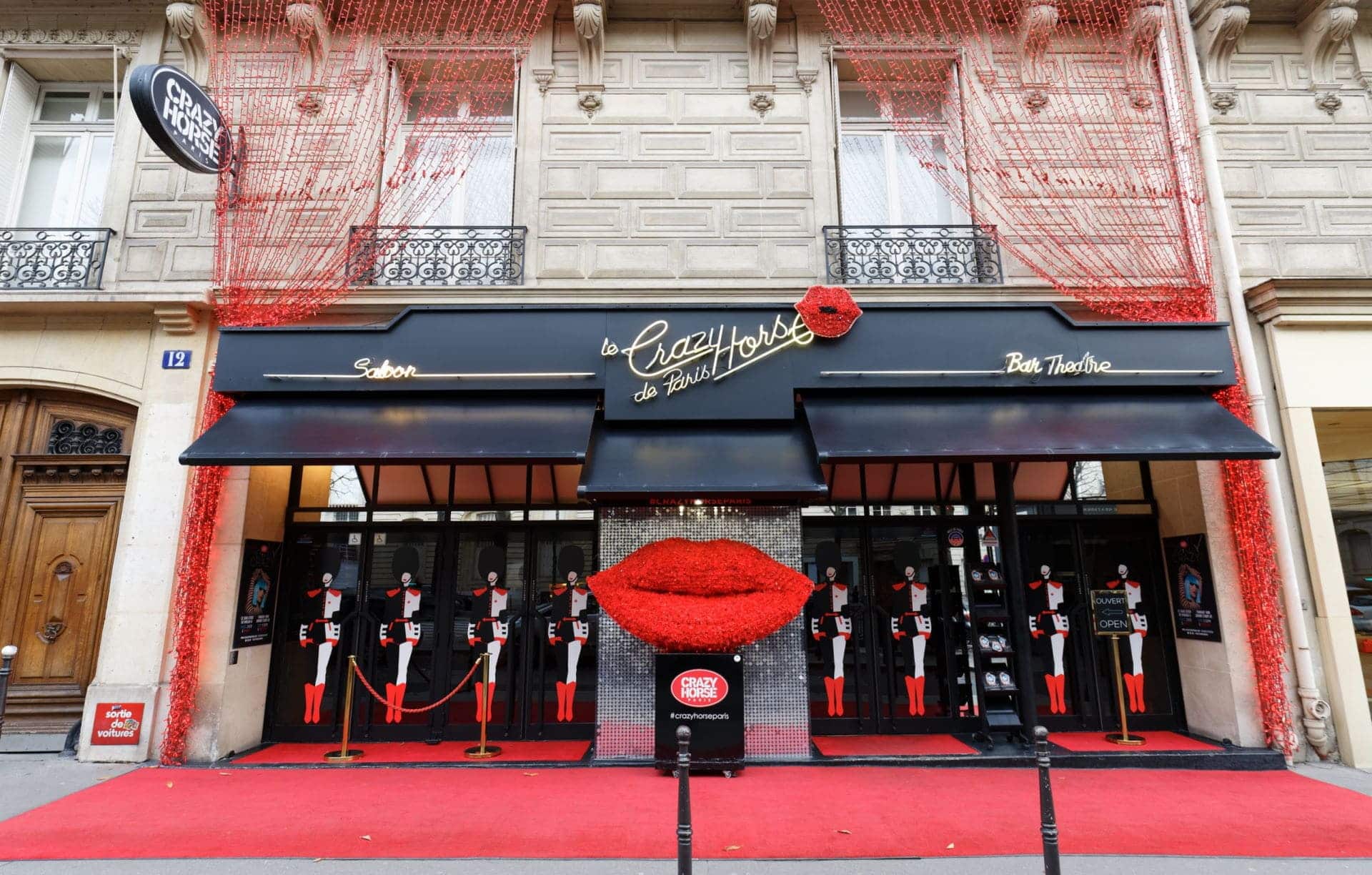 パリ：クレイジーホースキャバレーショーGetYourGuide