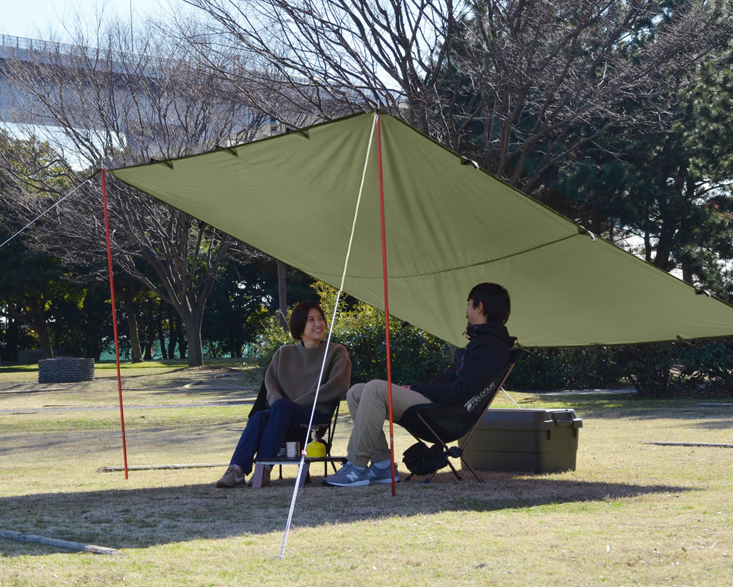 タープの張り方が丸わかり！初心者でも一人でできるコツを徹底解説 - ハピキャンキャンプ・アウトドア情報メディア