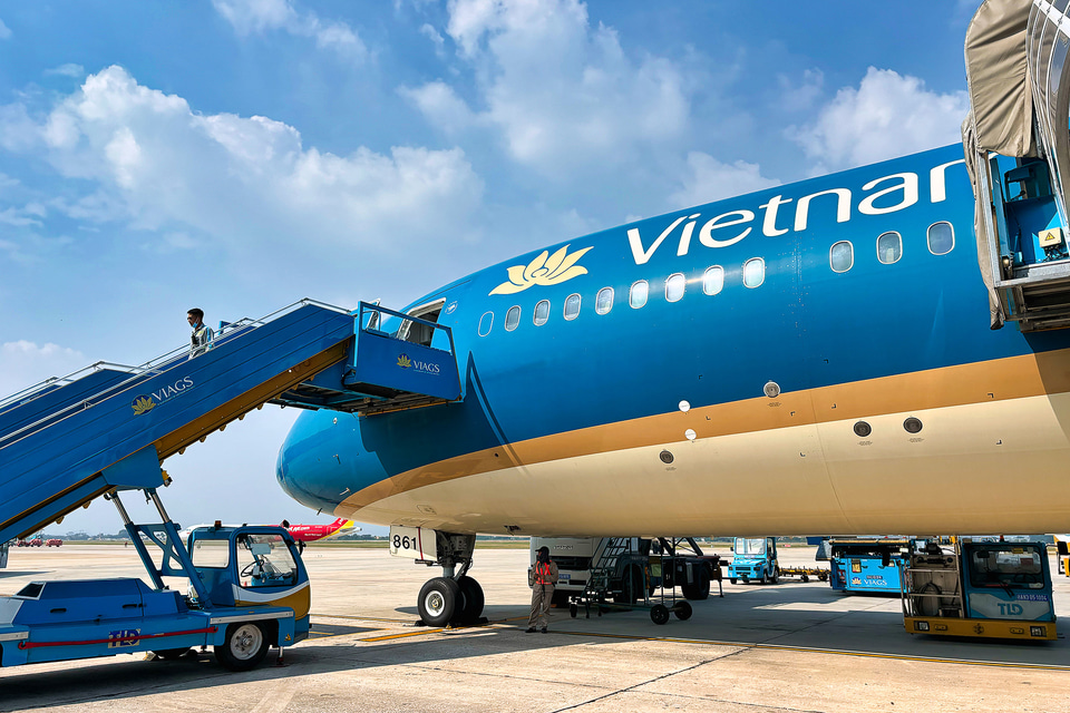 ベトナム航空からの6月1日のユニークな贈り物を若い乗客が楽しむ