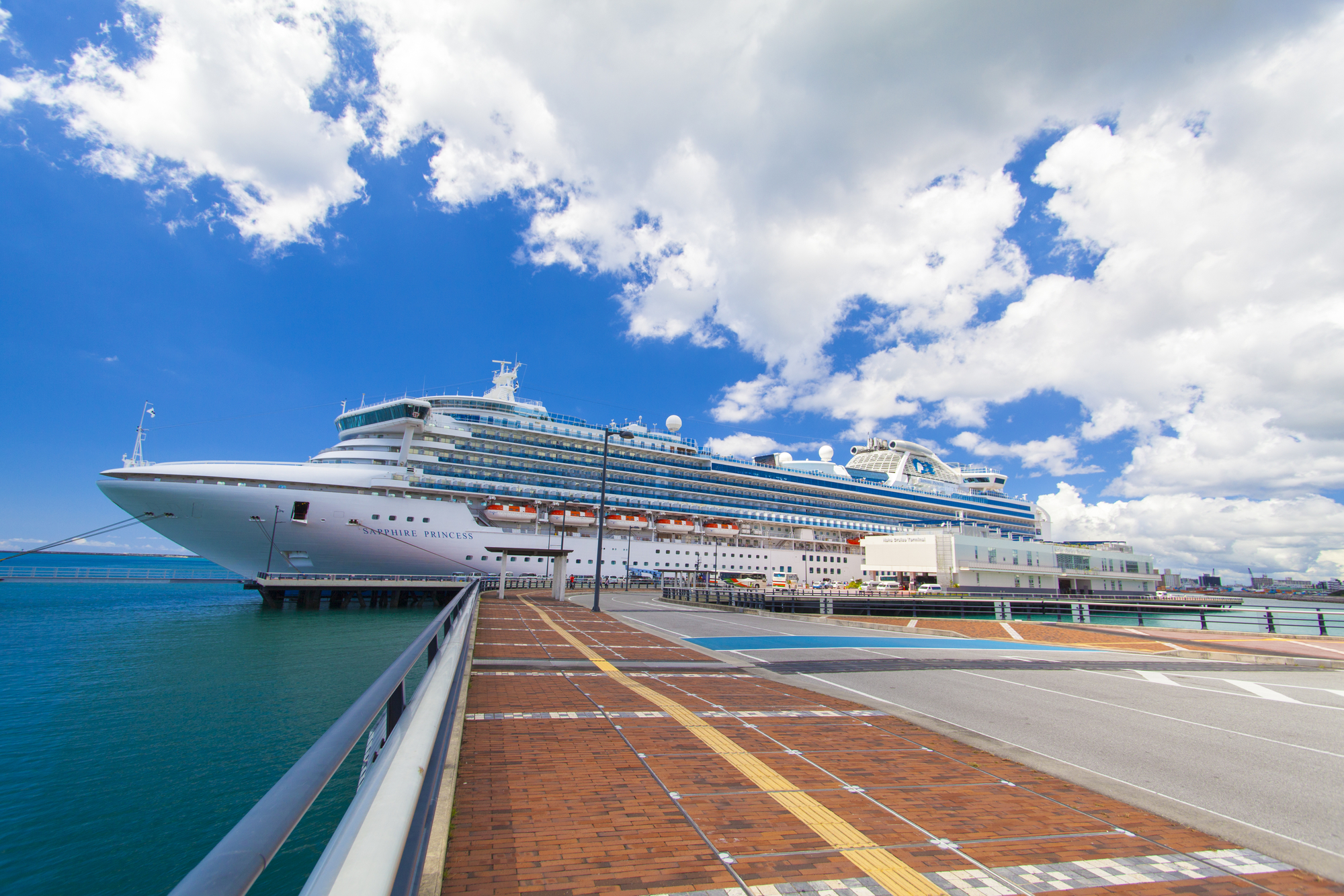 那覇クルーズターミナルに寄港予定ですが、場所やアクセス情報を教えて欲しいクマリス クルーズ