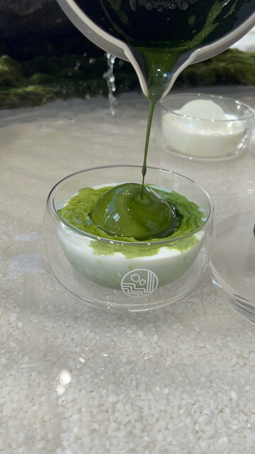 ウォーターテーブルが話題！ 新大久保の韓国風カフェ「GUF TOKYO」の絶品とろとろバスクチーズケーキるるぶ&more