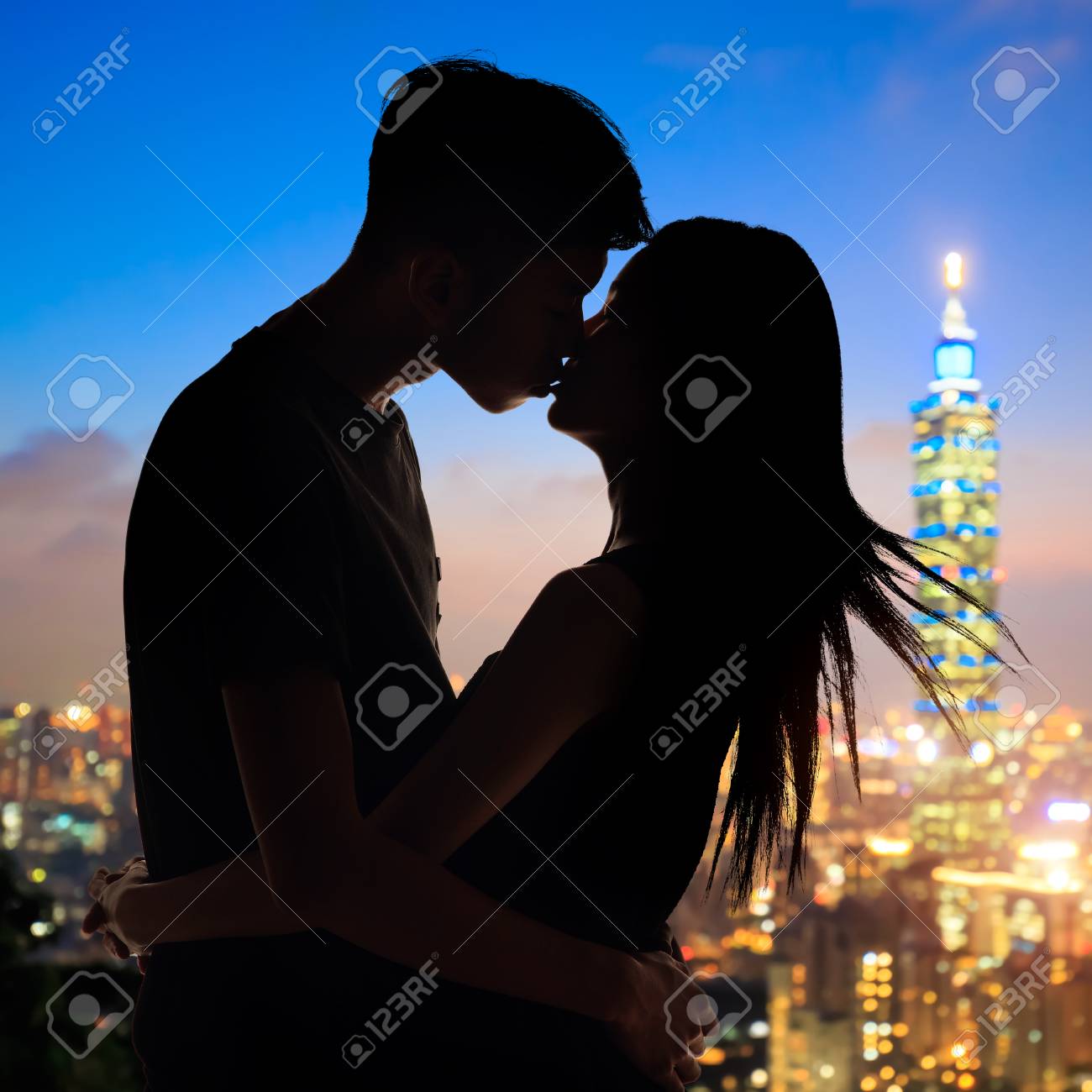 街の夜景カップルが抱き合って後ろ姿シルエット街 写真 無料ダウンロードのための画像 -