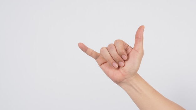 ハワイでよく見る「シャカ」。このジェスチャーの正しい意味とバリエーションを解説