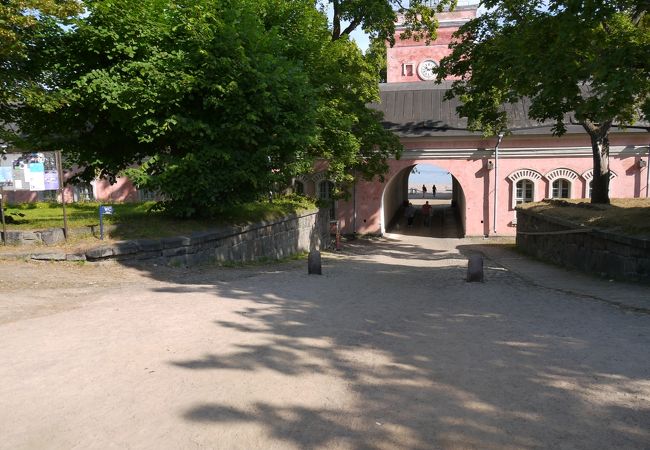 かつての海上要塞は絶好のピクニック地、世界遺産スオメンリンナ島フィンランド・ヘルシンキ KITAGAWA WonderStruckKITAGAWA.WS