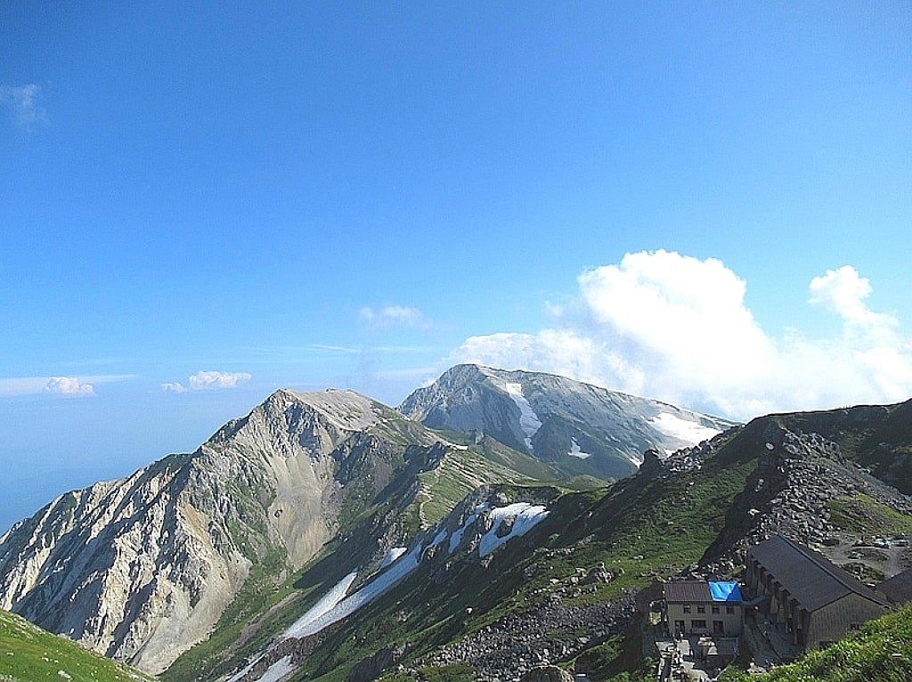 白馬岳頂上宿舎 宿泊記 大雪渓を登り栂池に縦走する白馬岳登山、朝夕バイキングの山小屋に泊まる山旅