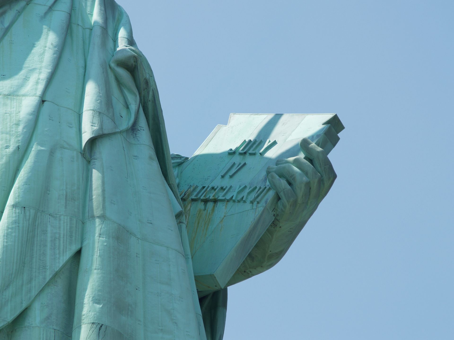 自由の女神」の切手がレプリカ像の写真を使っていたためレプリカ製作者に対して約4億円を支払う判決が下される - GIGAZINE