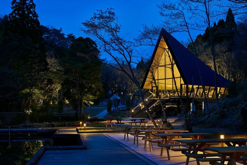 新建築』2021年7月号 石巻の東屋 萬代基介建築設計事務所 プロジェクトの詳細は新建築ショップに掲載中です。