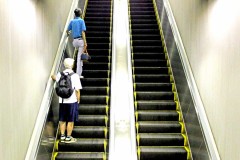 エスカレーターで歩くな」はしょせん建前か？ 利用者ほぼ“ガン無視”の現実、乗り方めぐって暴行事件も 加速する同調圧力社会の行方とはMerkmal