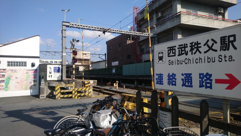 御花畑駅は秩父鉄道の駅で西武秩父線西武秩父駅からの乗り換え駅🚋で秩父観光の主要駅です。今回は花見の里のそば畑と深山の花園の曼珠沙華を鑑賞するために来たので三峰口行きに乗車しました。都会のビル群から１時間半電車に乗ればこんな風景に出会えるのは田舎者の私