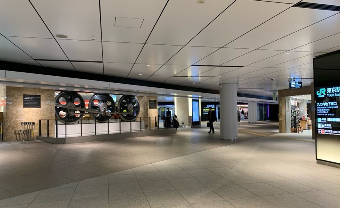 大迫力の待ち合わせスポット「動輪の広場」大手町プレイスにぎわい創出WEBサイト