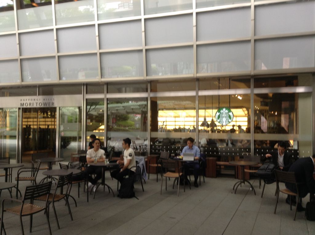 スターバックスコーヒー六本木ヒルズ ウエストウォークラウンジ店：森タワー1階のスタバ－スターバックス訪問情報