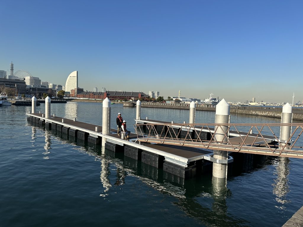 神奈川の都市風景 横浜みなとみらいの風景 ぷかり桟橋 の写真素材106747708-