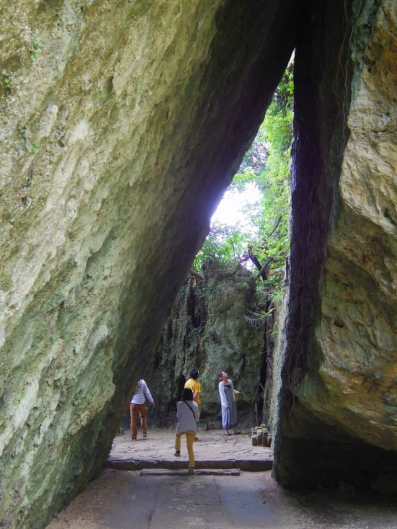 伝説が残る「神の島」へ。沖縄本島のミステリアスなパワースポット6選 - TRiP