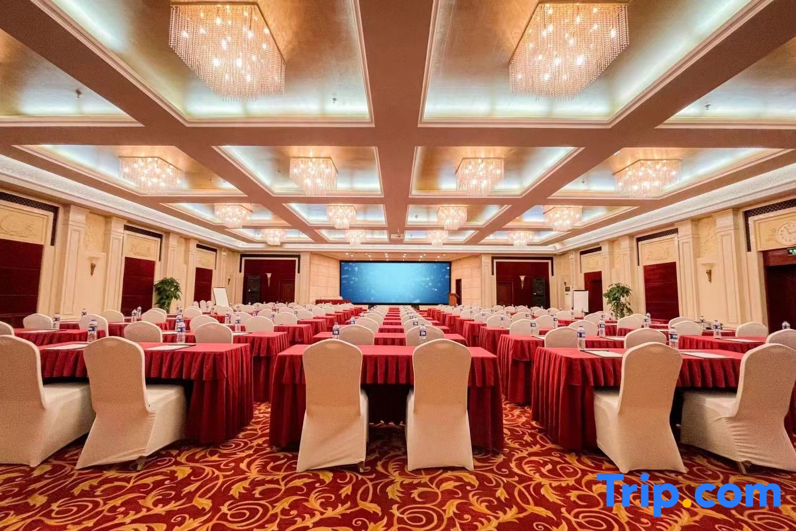 JTB時刻表』なのに鉄道なし!? 航空ダイヤに特化した“分冊版”一気に3種誕生 充実の掲載内容乗りものニュース