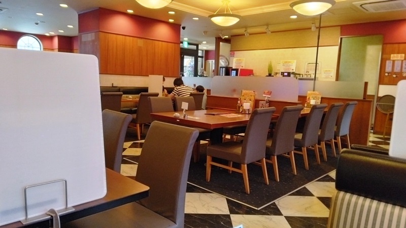 間違えた グラッチェガーデンズで1番高い『イタリア産生ハムのサラダピッツァ 989円 』を食べてみたファミレスの1番高いメニュー全部食う：第23回ロケットニュース24