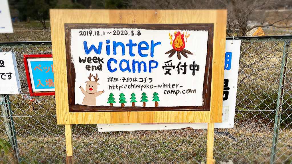 小川に川床を設置しました！ 川に足をつけて、冷たいビールで乾杯🍺 夜には蛍がふわり 幻想的な時間をお楽しみください✨