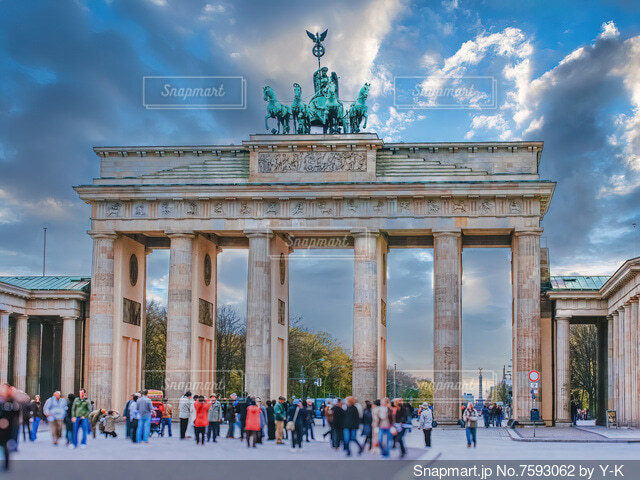 ブランデンブルク門の柱にペンキ、環境活動家ら拘束される独ベルリン 字幕・18日