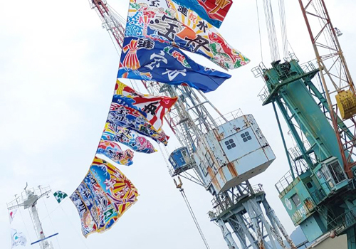 大漁旗をあげて帰港する漁船 20007002207 の写真・イラスト素材アマナイメージズ