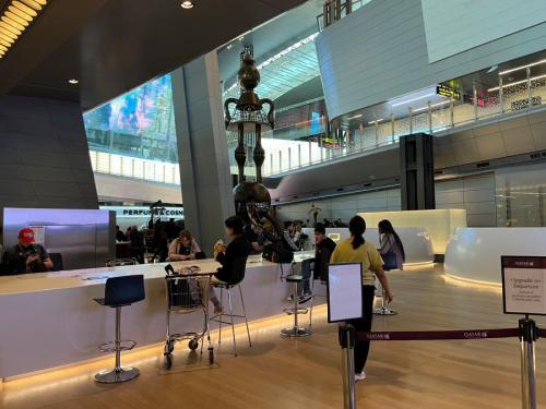 初めてのドーハ・ハマド国際空港✈️ 深夜便のトランジットでしたが世界中の人々でごった返してました😳 さすがハブ空港✈️眠らない空港です✈️