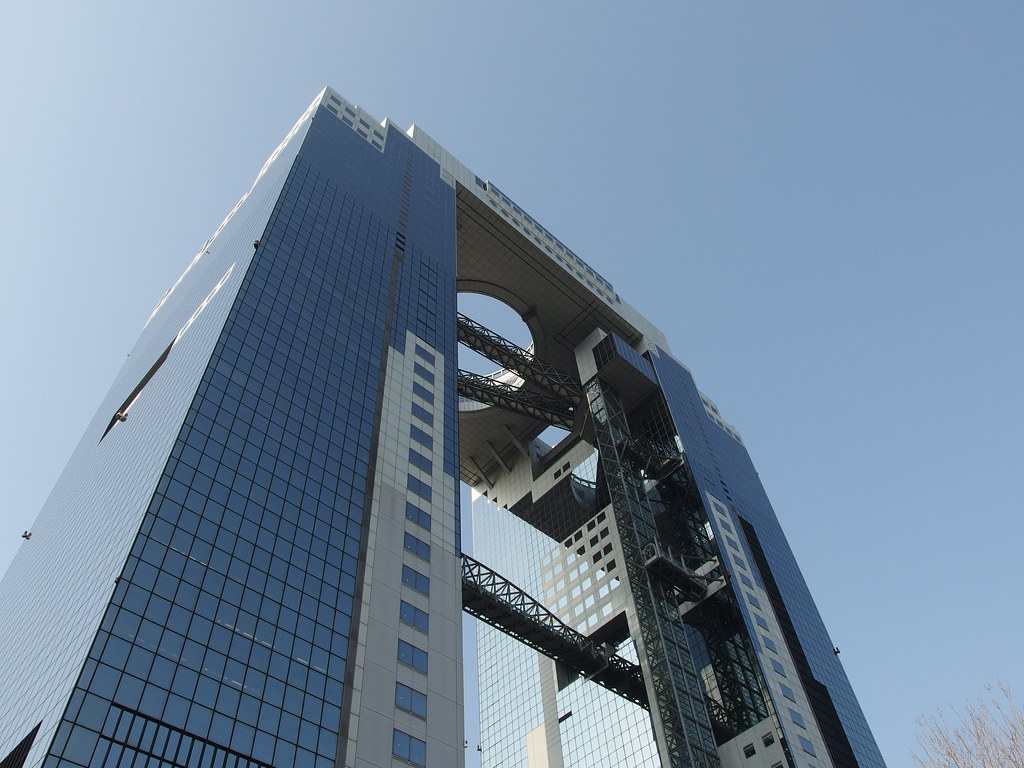 空中庭園展望台へと誘う35階と39階を結ぶシースルーの＜空中エスカレーター＞ 昼と夜もどちらも、おすすめの映えスポット。 Thesee-through