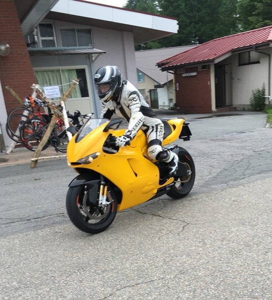 白バイならぬ「黄バイ」が都内に出没!? 精鋭集う「バイク隊」の正体は？ 首都高で目撃談多数！くるまのニュース