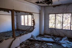 昼間の横向きロッジ - 室内の心霊写真