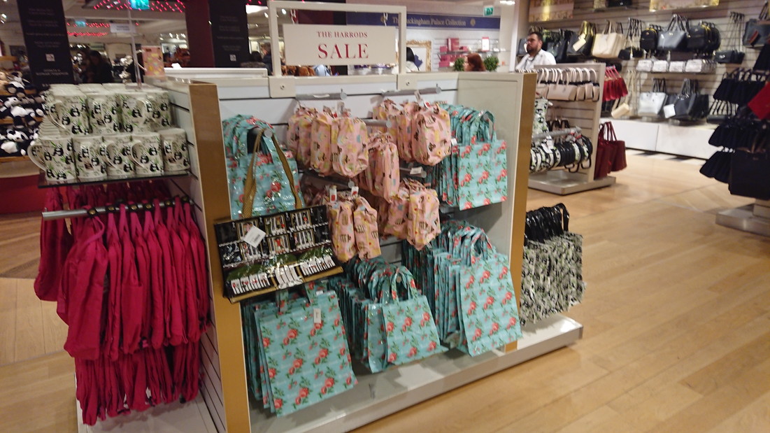 イギリス土産 ロンドンの百貨店「ハロッズ Harrods」の限定トートバック2024ケンブリッジでの生活記