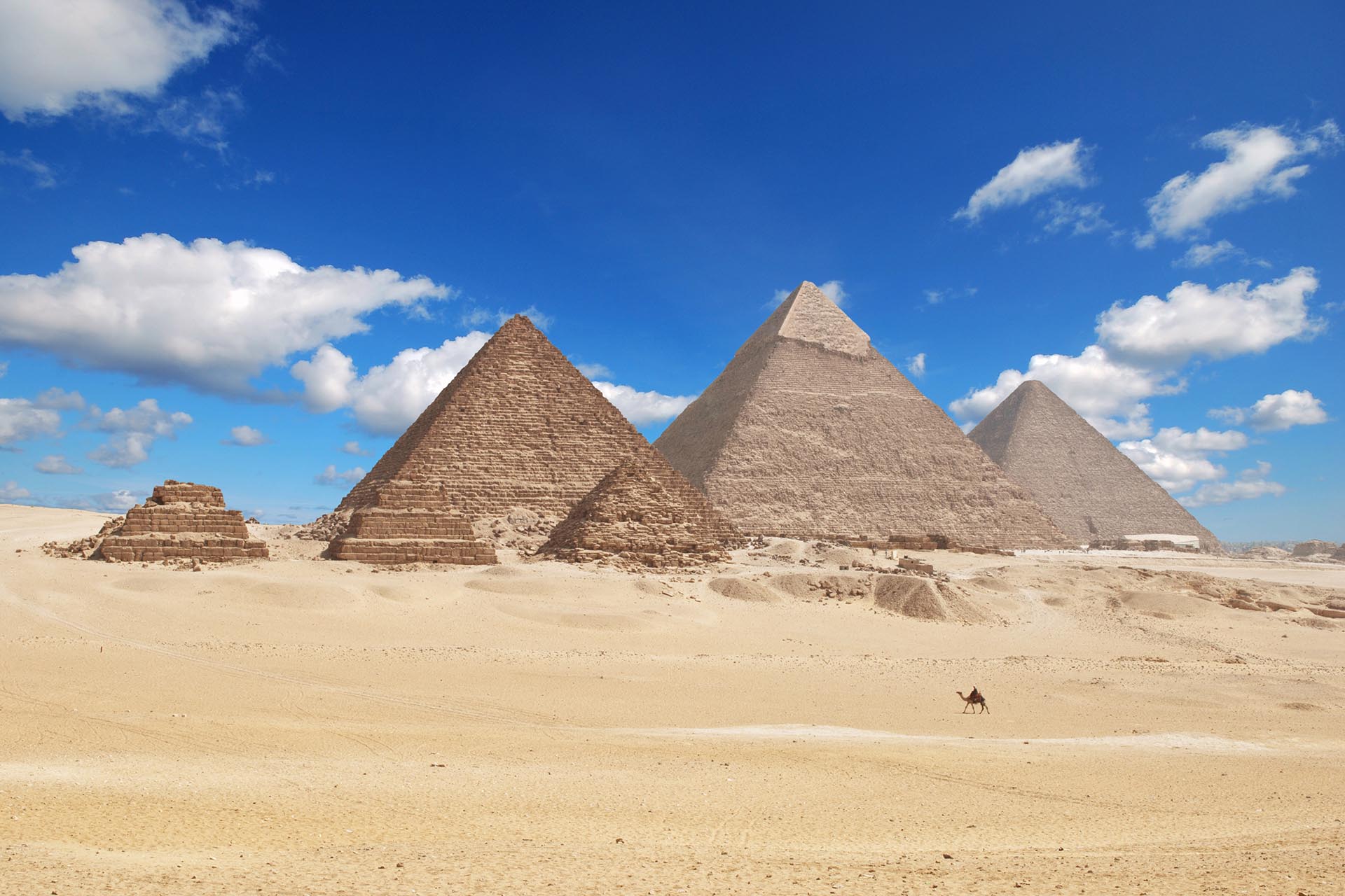 人生100か国目のエジプト。ギザの大ピラミッド。追加料金650ポンド 約3000円 払ってラクダに30分乗り、ピラミッド群 との記念撮影。ラクダ使いがチップを欲しがっていたので100ポンド 470円