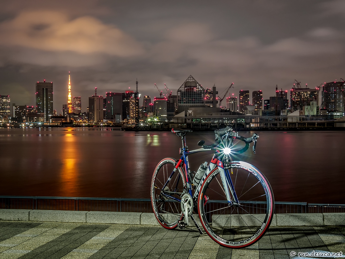 夕日に染まる豊洲ぐるり公園の板張りの階段 10168004184 の写真・イラスト素材アマナイメージズ
