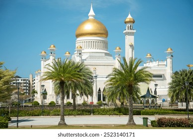 フリー写真海と岩の上に座る金髪の外国人女性パブリックドメインQ：著作権フリー画像素材集