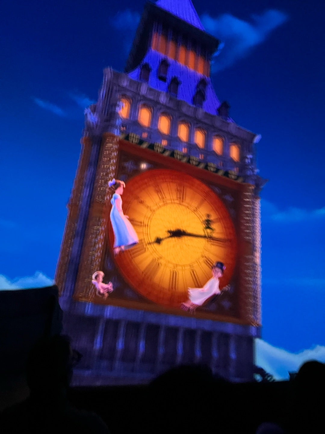 ロンドンの空を飛ぶピーター・パンとウェンディ