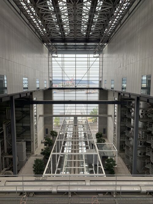 広島市環境局中工場設計:谷口吉生建築設計研究所平和記念公園からバスで20分くらいで行けちゃうゴミ処理場です！内部にはエコリアムというガラスの半屋外通路が通っていて、自由に見学できます👍エアコンがないのに、海風が抜けて涼しいとても気持ちのいい場所です